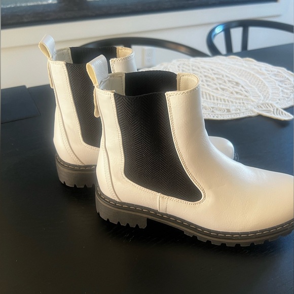 “To be Honest” white boots to make your fall outfit look awesome. - Picture 4 of 6